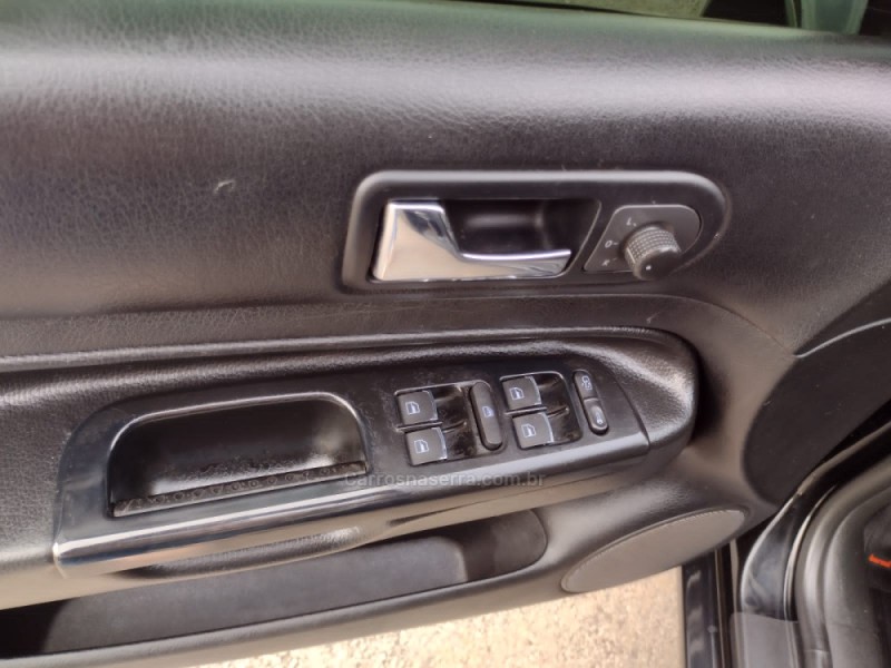 GOLF 1.6 8V GASOLINA 4P MANUAL - 2004 - CAXIAS DO SUL