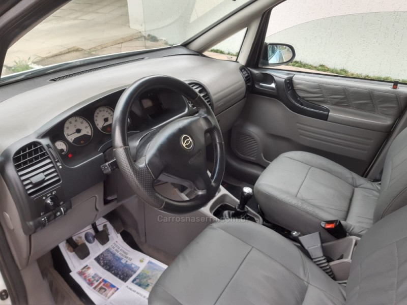 ZAFIRA 2.0 MPFI ELEGANCE 8V FLEX 4P MANUAL - 2009 - BOM PRINCíPIO