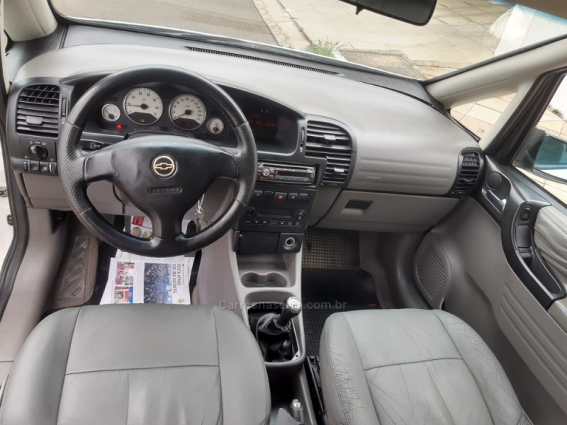 ZAFIRA 2.0 MPFI ELEGANCE 8V FLEX 4P MANUAL - 2009 - BOM PRINCíPIO