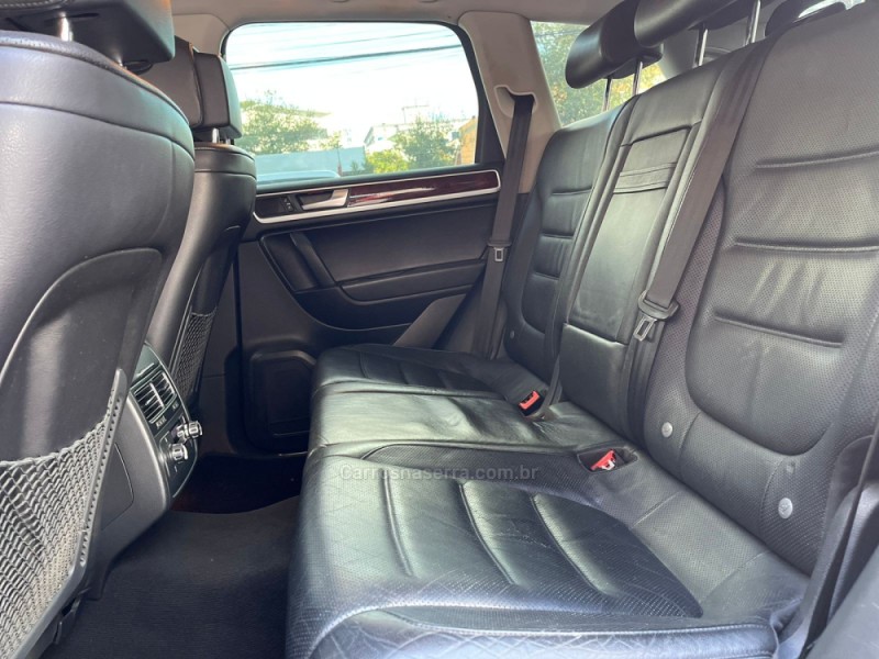 TOUAREG 4.2 FSI V8 32V GASOLINA 4P TIPTRONIC - 2012 - CAXIAS DO SUL