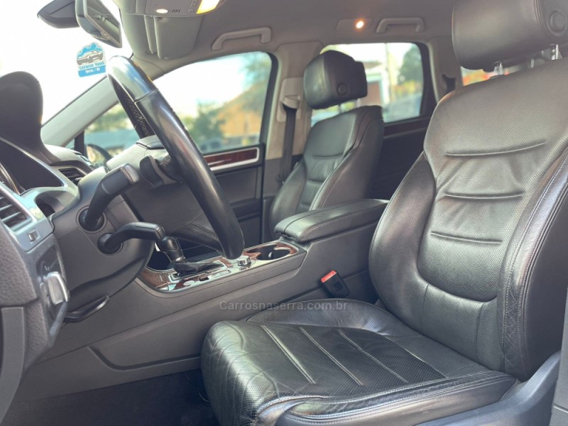 TOUAREG 4.2 FSI V8 32V GASOLINA 4P TIPTRONIC - 2012 - CAXIAS DO SUL