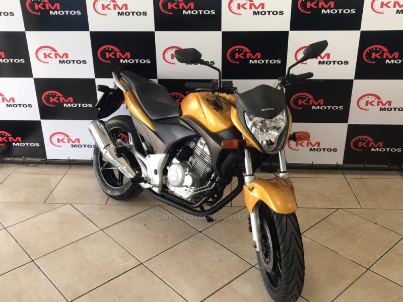 cb 300r  2011 portao