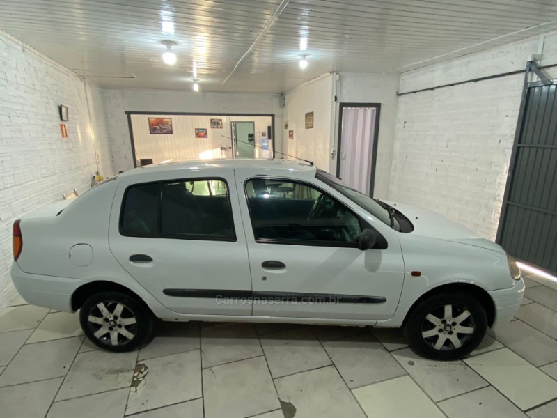 CLIO 1.0 RN SEDAN 16V GASOLINA 4P MANUAL - 2002 - CAXIAS DO SUL