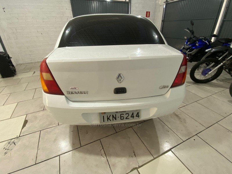 CLIO 1.0 RN SEDAN 16V GASOLINA 4P MANUAL - 2002 - CAXIAS DO SUL