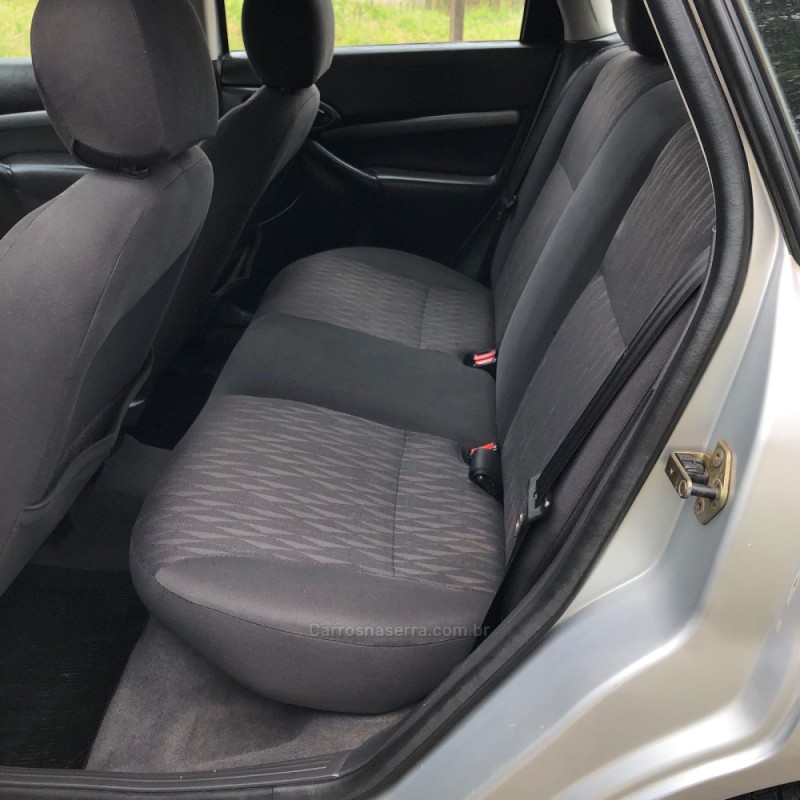 FOCUS 1.6 GLX 8V GASOLINA 4P MANUAL - 2005 - PAROBé