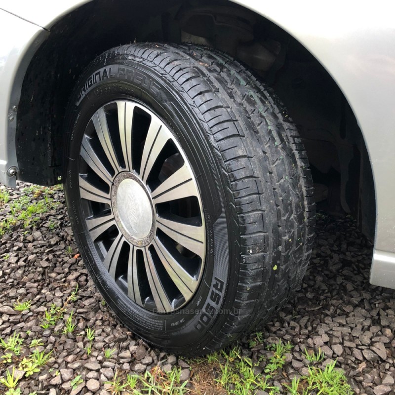 FOCUS 1.6 GLX 8V GASOLINA 4P MANUAL - 2005 - PAROBé