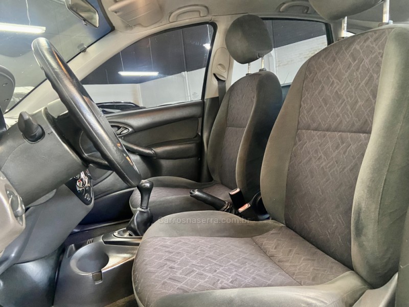 FOCUS 1.8 GLX 16V GASOLINA 4P MANUAL - 2003 - CAXIAS DO SUL