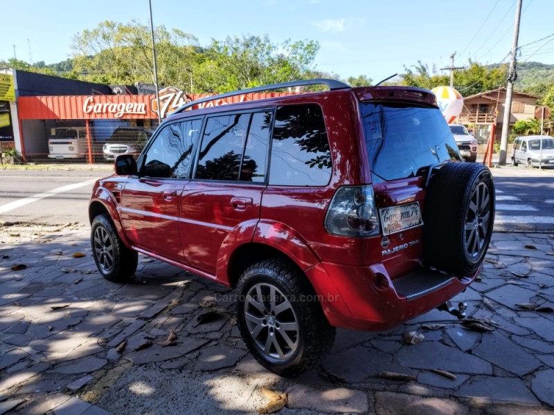 PAJERO TR4 2.0 4X4 16V 140CV FLEX 4P MANUAL - 2011 - TRêS COROAS