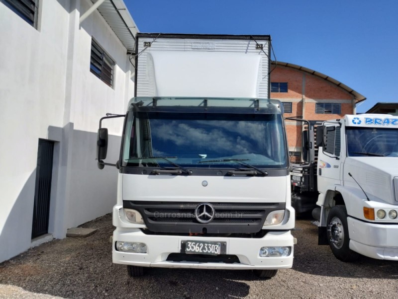 atego 2425  2011 portao