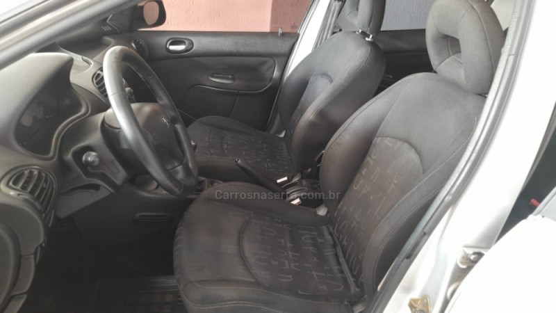 206 1.4 PRESENCE 8V GASOLINA 4P MANUAL - 2004 - BOM PRINCíPIO