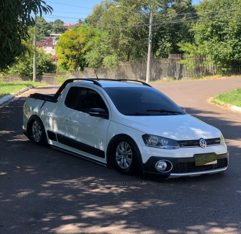 foto de saveiro cross rebaixada com som