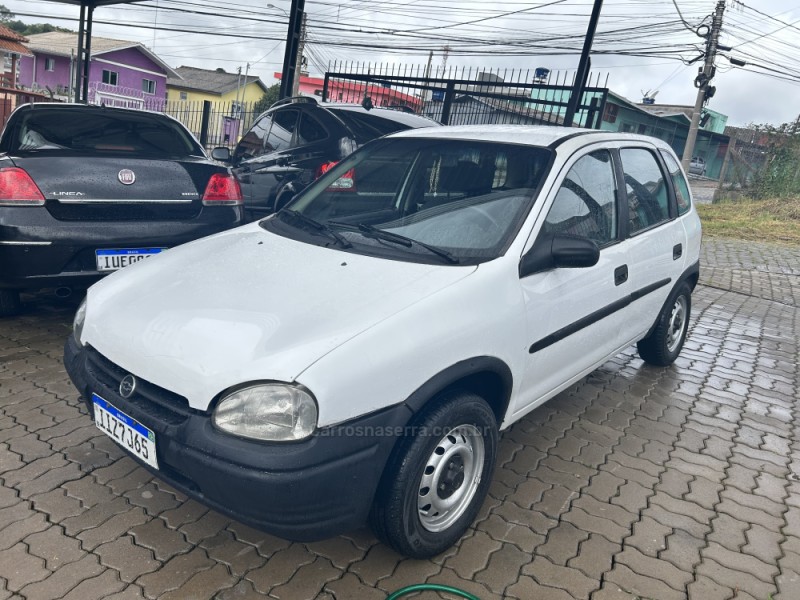 CHEVROLET - CORSA - 2010/2011 - Branca - R$ 28.900,00 - GW Multimarcas