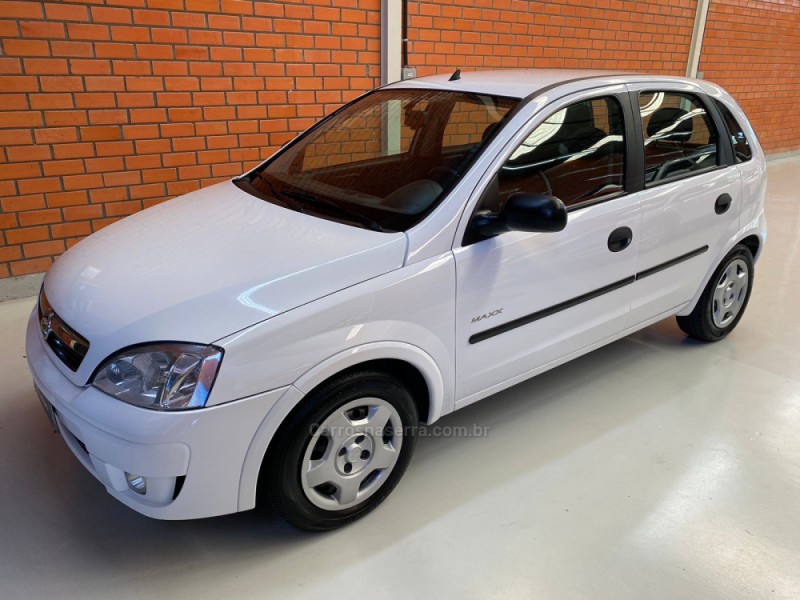 CHEVROLET - CORSA - 2010/2011 - Branca - R$ 28.900,00 - GW Multimarcas