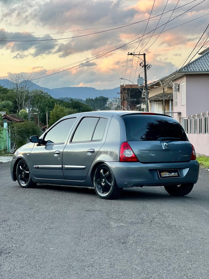 CLIO 1.0 CAMPUS 16V FLEX 4P MANUAL - 2011 - PAROBé