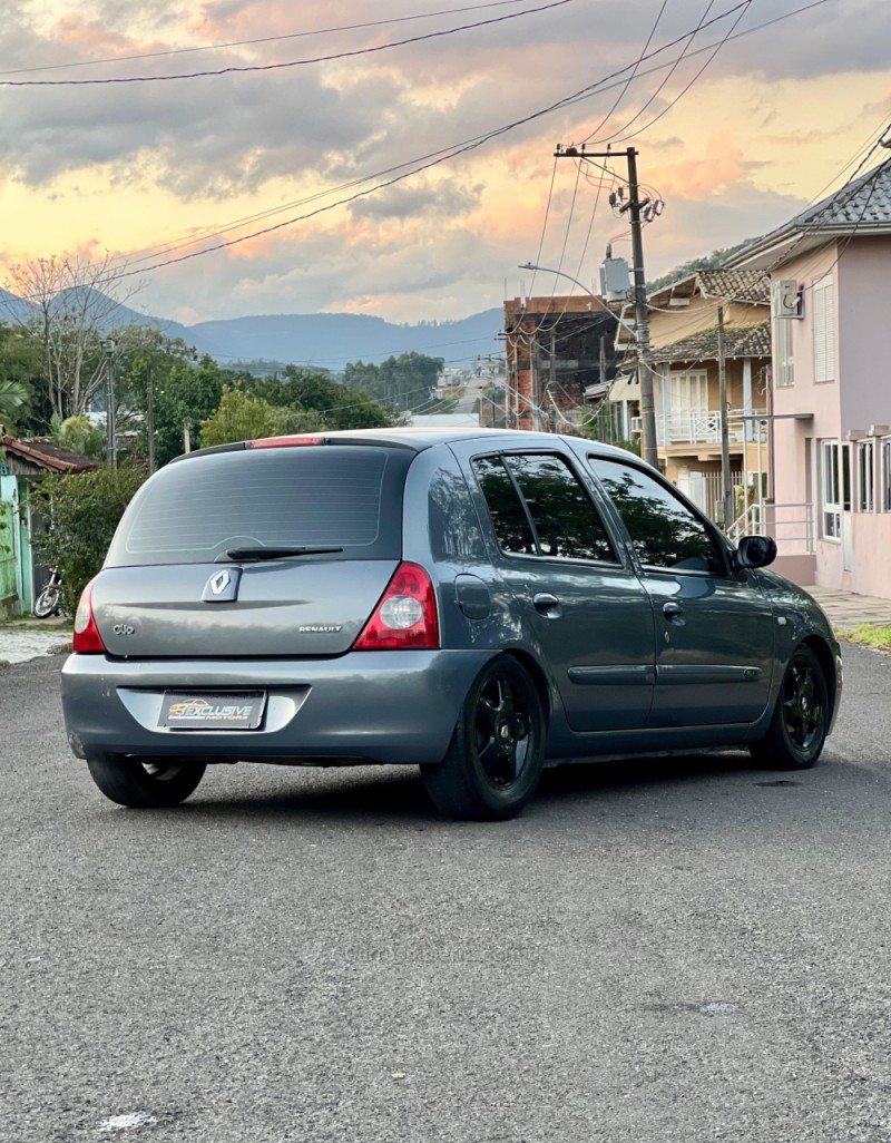 CLIO 1.0 CAMPUS 16V FLEX 4P MANUAL - 2011 - PAROBé