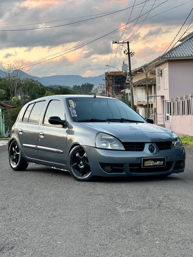 CLIO 1.0 CAMPUS 16V FLEX 4P MANUAL - 2011 - PAROBé