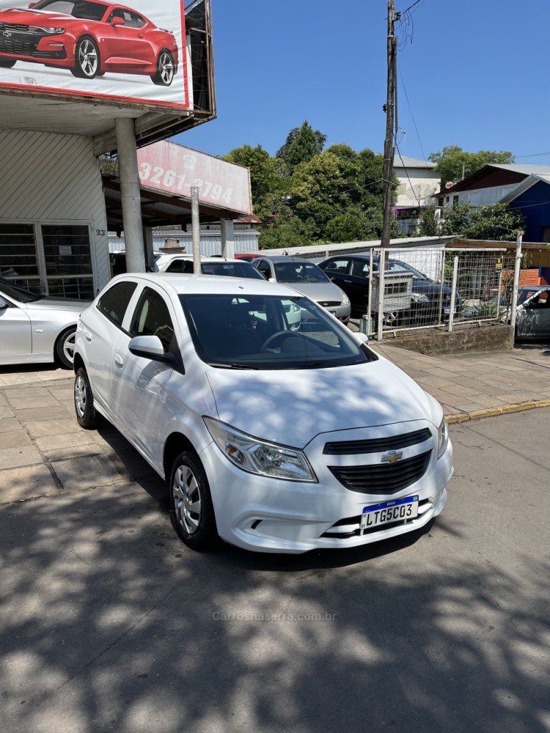 CHEVROLET - ONIX - 2017/2018 - Branca - R$ 54.000,00 - Da Serra